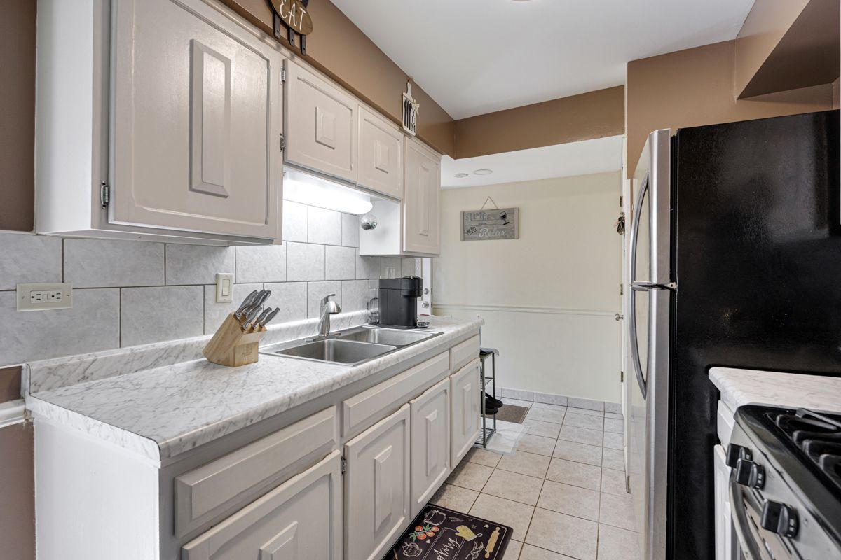 4096 Quincy Court, Streamwood, IL 60107