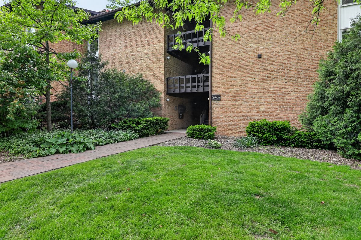 5542 Lake Drive, Lisle, IL 60532