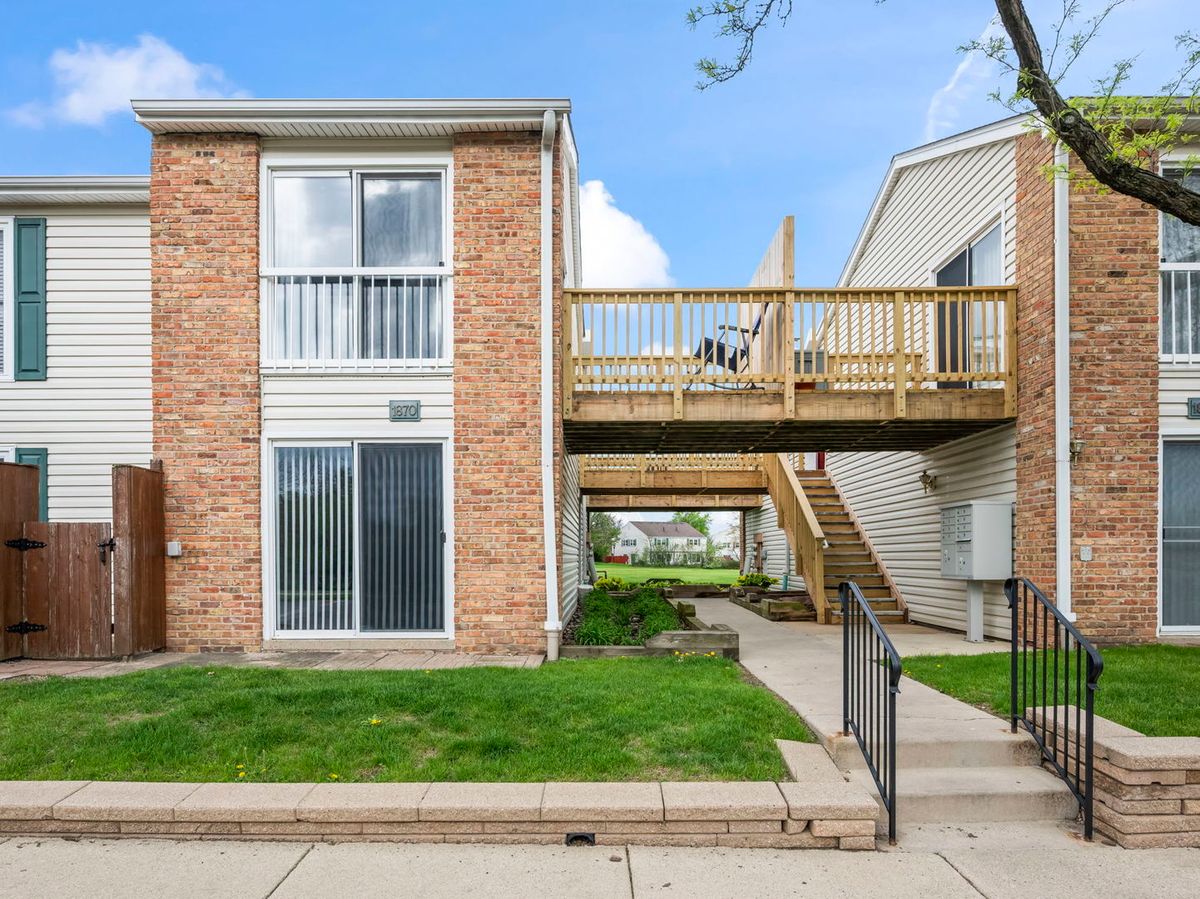 1870 HUNTINGTON Boulevard, Hoffman Estates, IL 60169