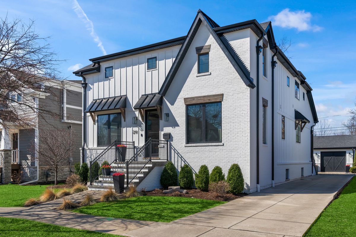 216 Evergreen Avenue, Arlington Heights, IL 60005