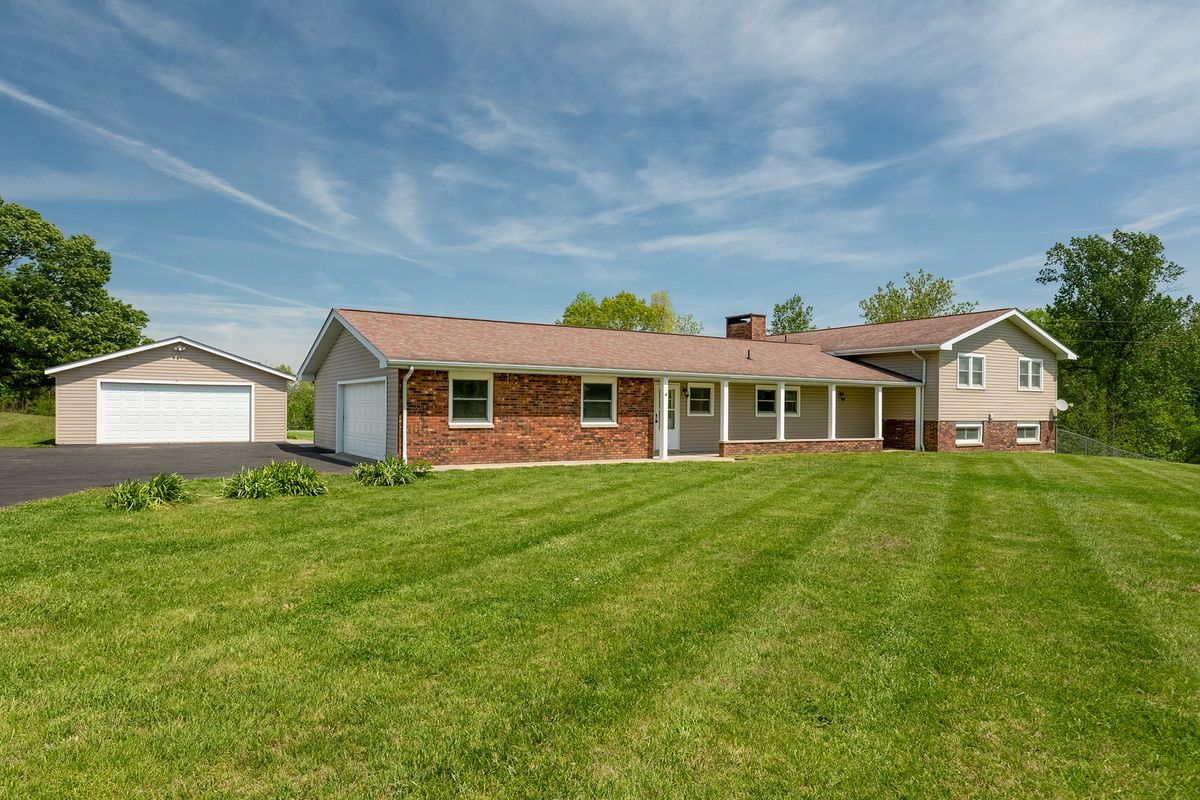 1040 Skyline Drive, Cobden, IL 62920