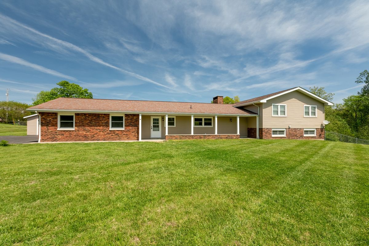 1040 Skyline Drive, Cobden, IL 62920