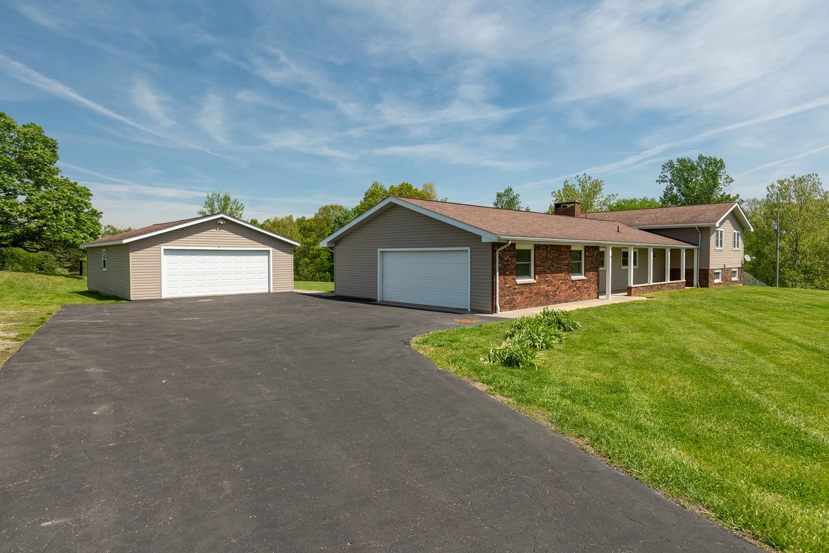 1040 Skyline Drive, Cobden, IL 62920
