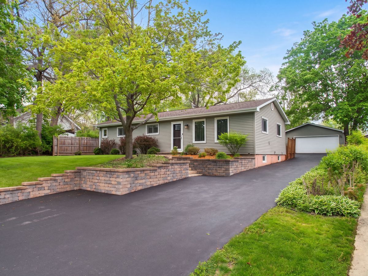 6N051 Oakwood Drive, St. Charles, IL 60174