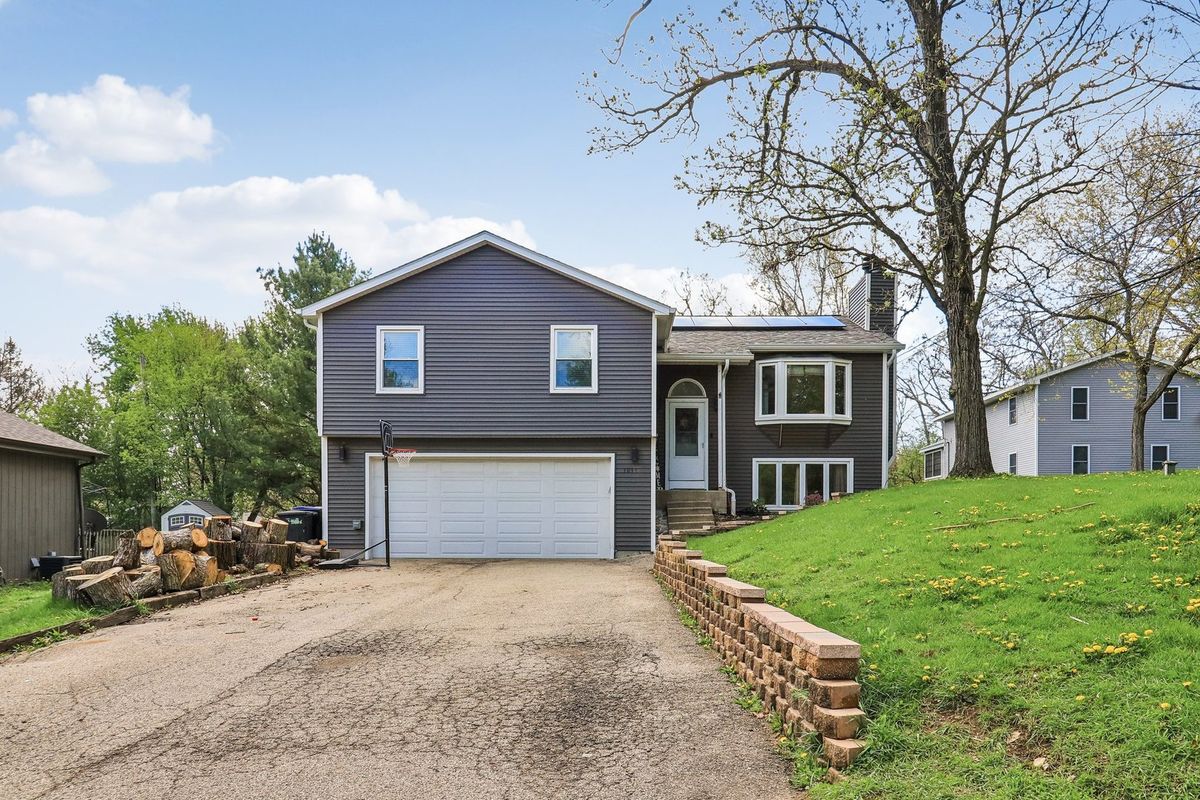 1011 Ridgewood Avenue, McHenry, IL 60050