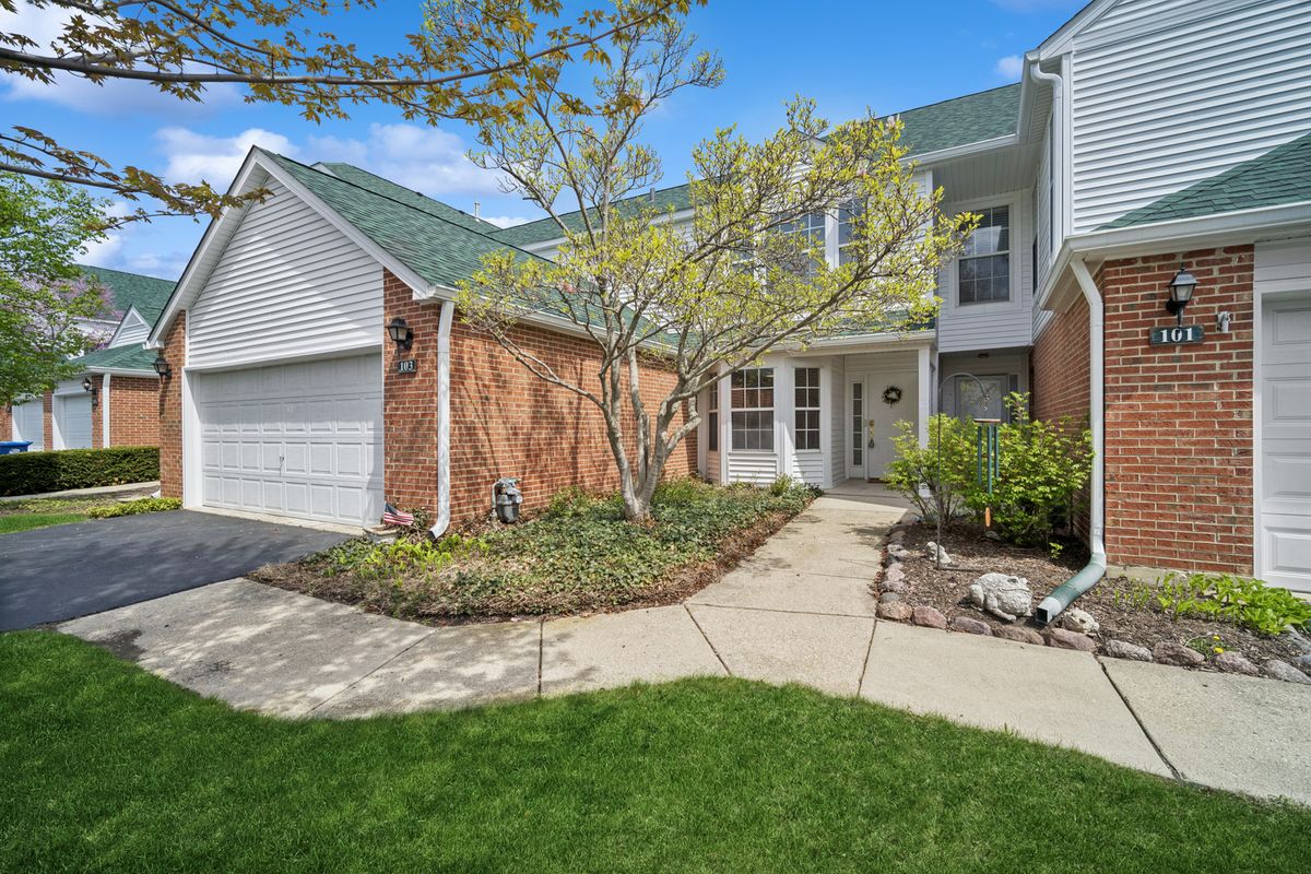 103 Meadowbrook Lane, Lake Bluff, IL 60044