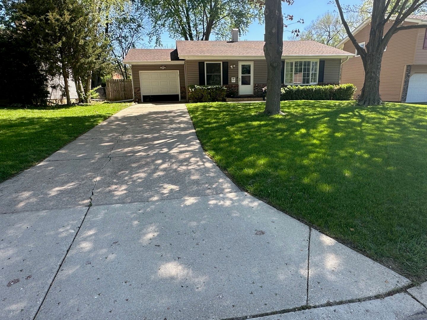 201 Lilac Lane — North Aurora, IL 60542