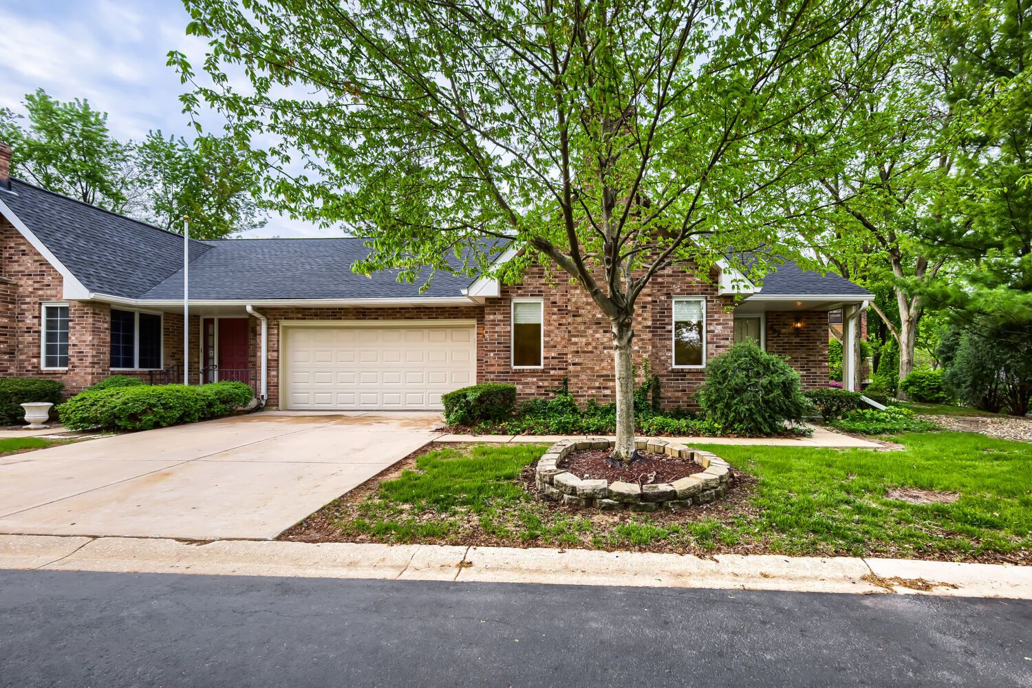 202 Stone Manor Circle — Batavia, IL 60510