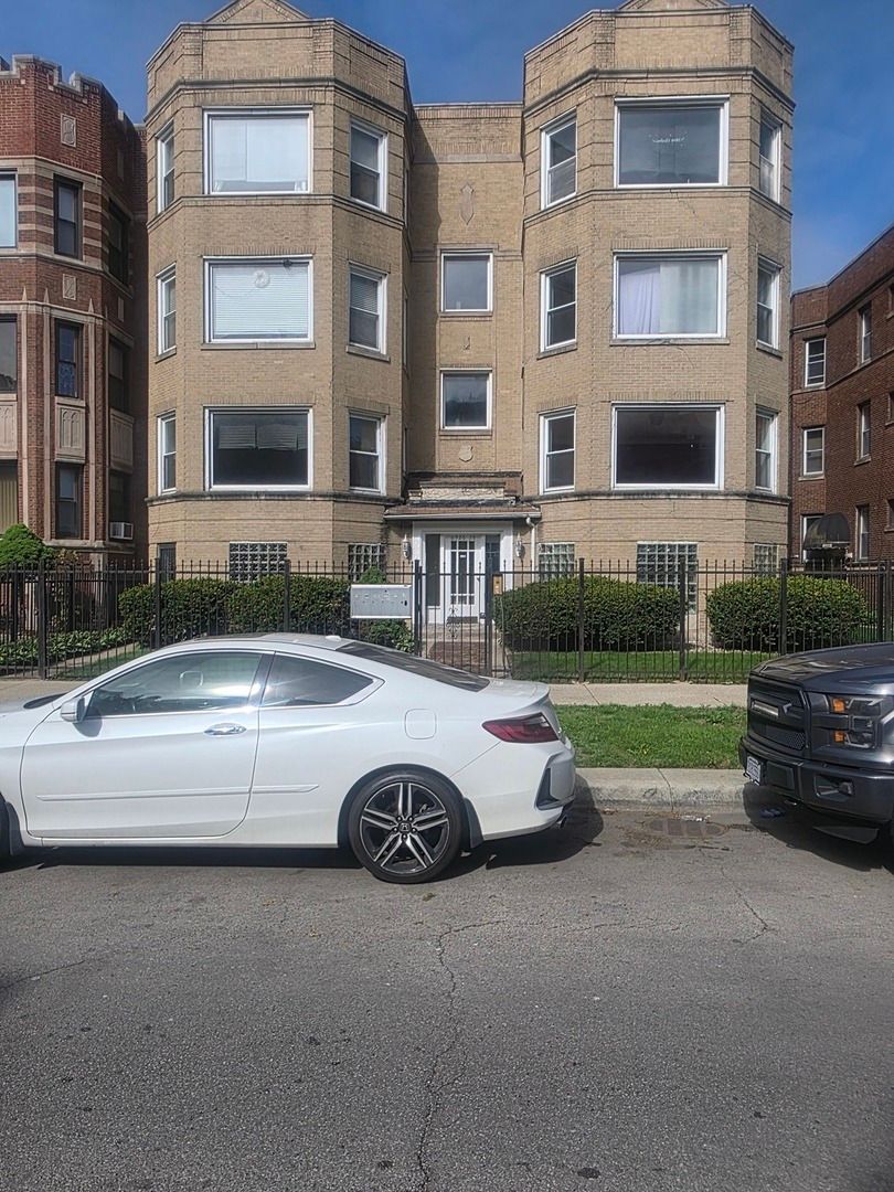6926 S Paxton Avenue #1N — Chicago, IL 60649