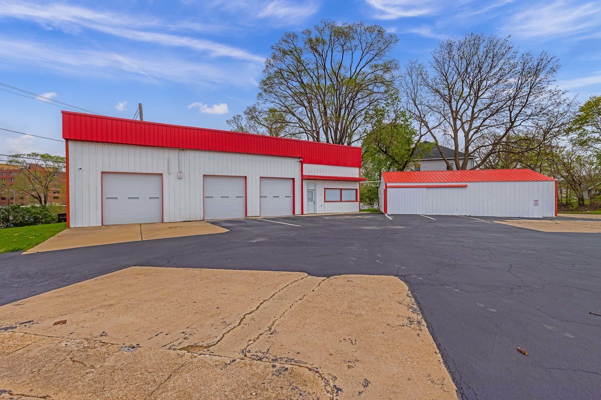 319 Adams Avenue, Freeport, IL 61032