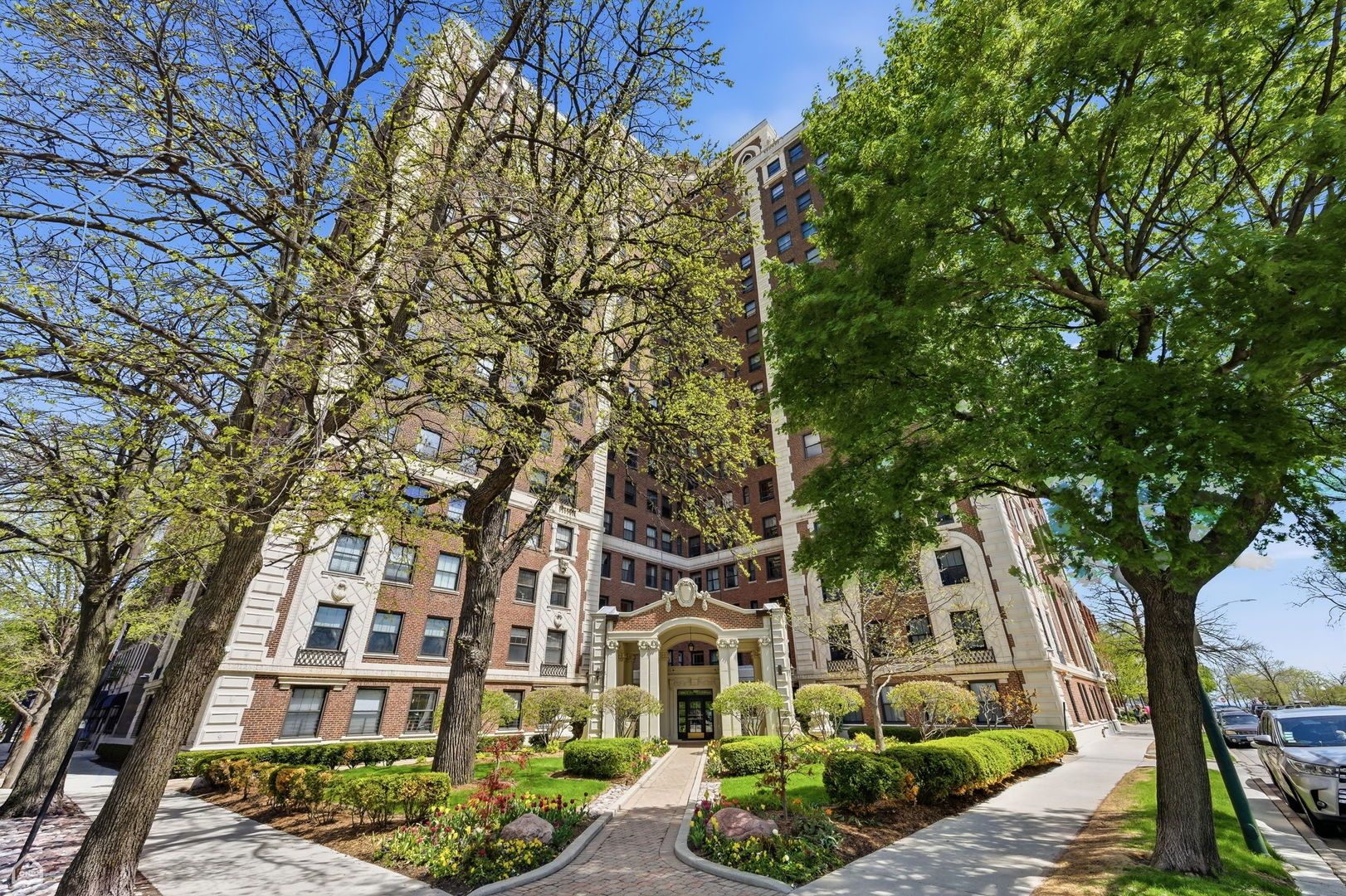 5555 S Everett Avenue #D9 — Chicago, IL 60637