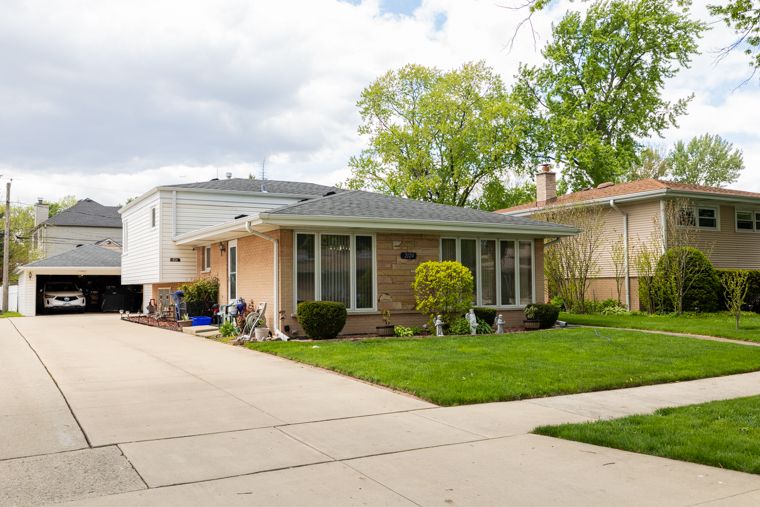 2124 Westview Drive, Des Plaines, IL 60018