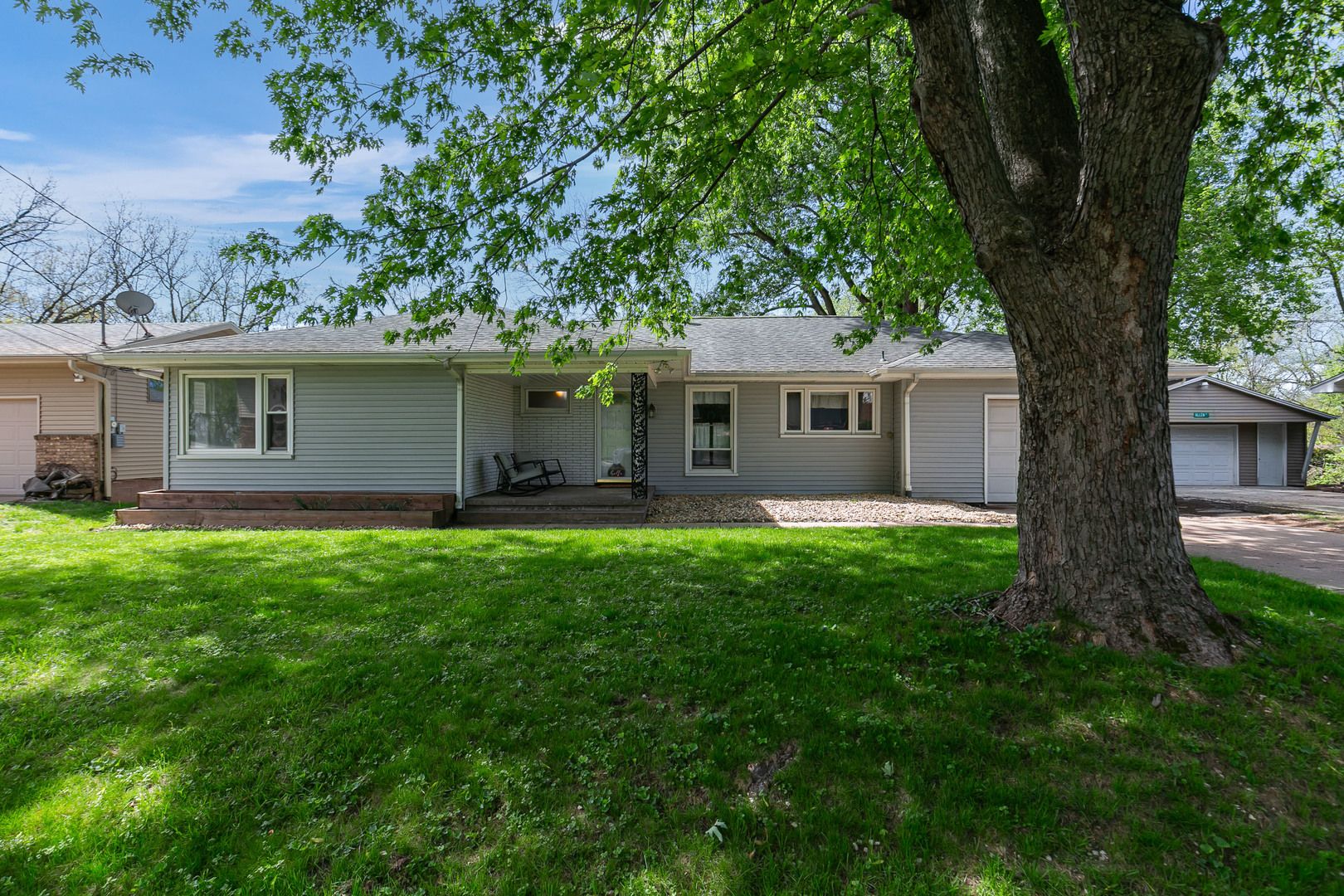 112 Cliff Drive — Carbon Cliff, IL 61239