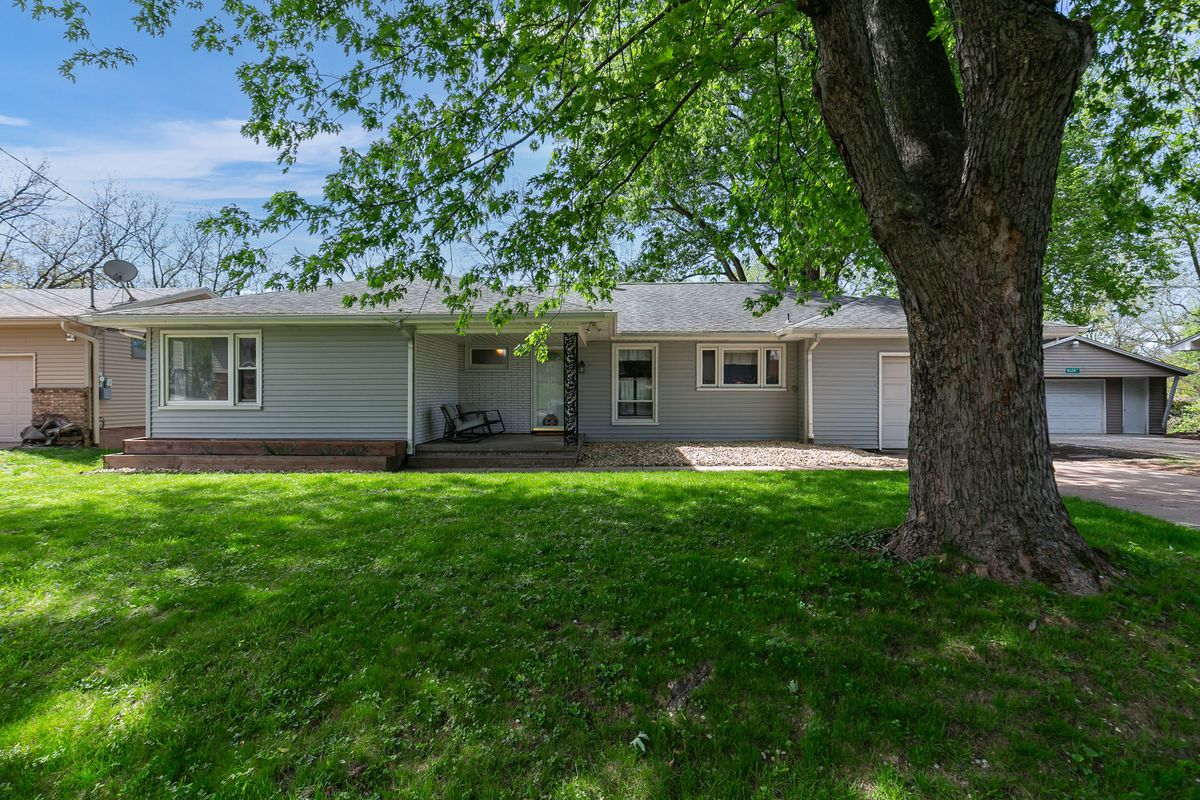 112 Cliff Drive, Carbon Cliff, IL 61239