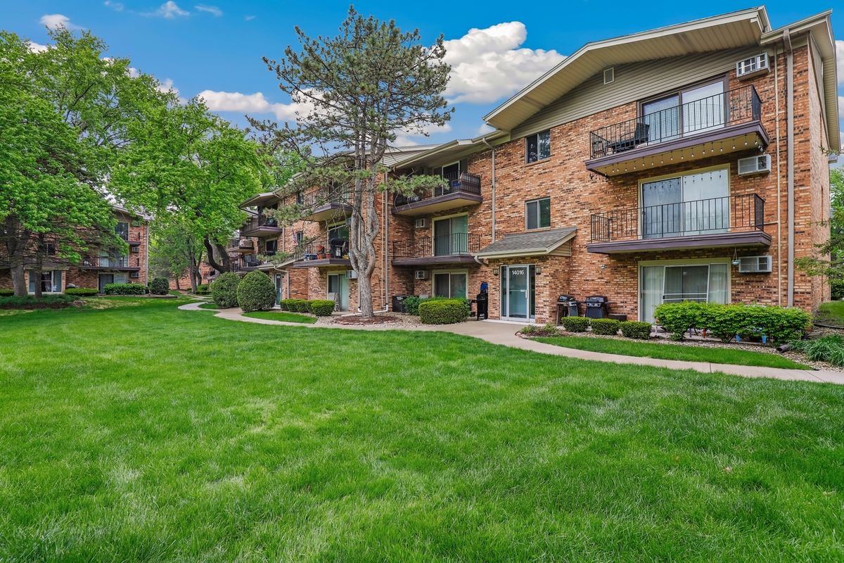 14016 Waterbury Drive #1404, Crestwood, IL 60418