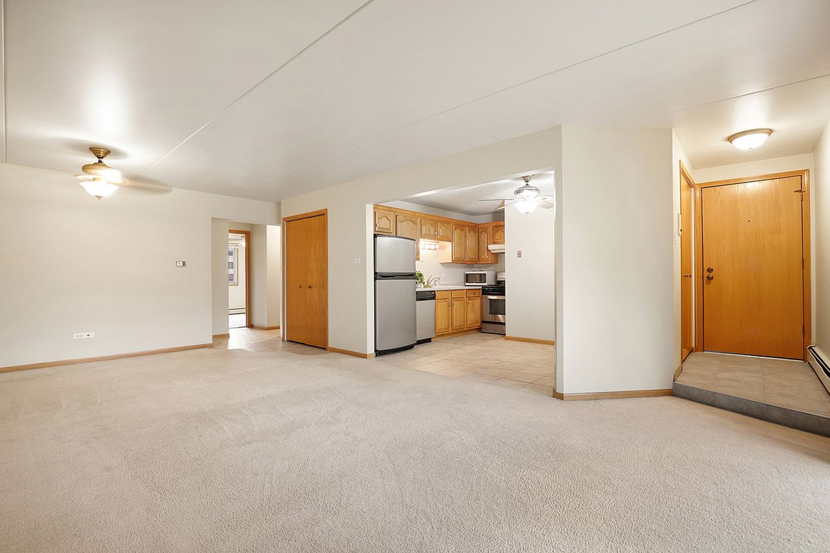 14016 Waterbury Drive #1404, Crestwood, IL 60418