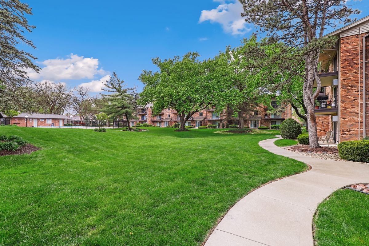 14016 Waterbury Drive #1404, Crestwood, IL 60418