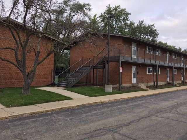 1900 Knightsbridge Drive, Mount Prospect, IL 60056