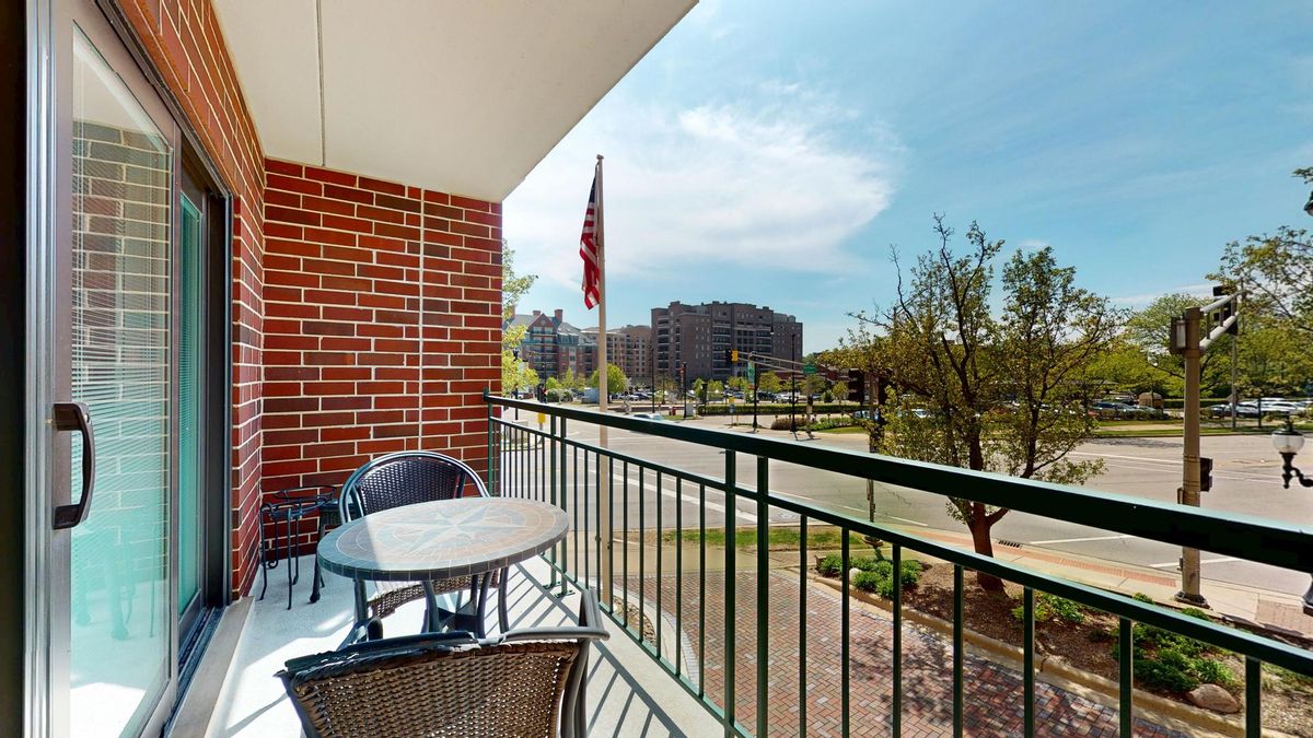 201 N Vail Avenue #207, Arlington Heights, IL 60004