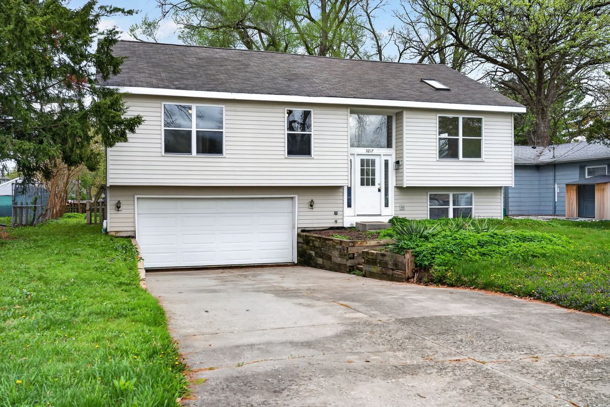 5217 Pleasant View Drive, McHenry, IL 60050