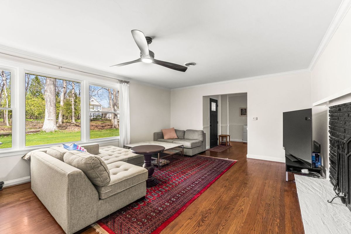 219 E Sheridan Road, Lake Bluff, IL 60044