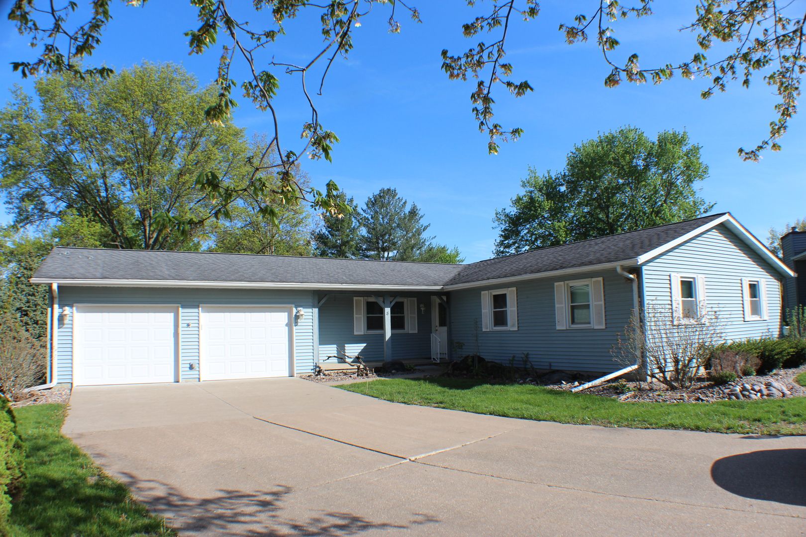 8 Apache Court — Eldridge, IA 52748