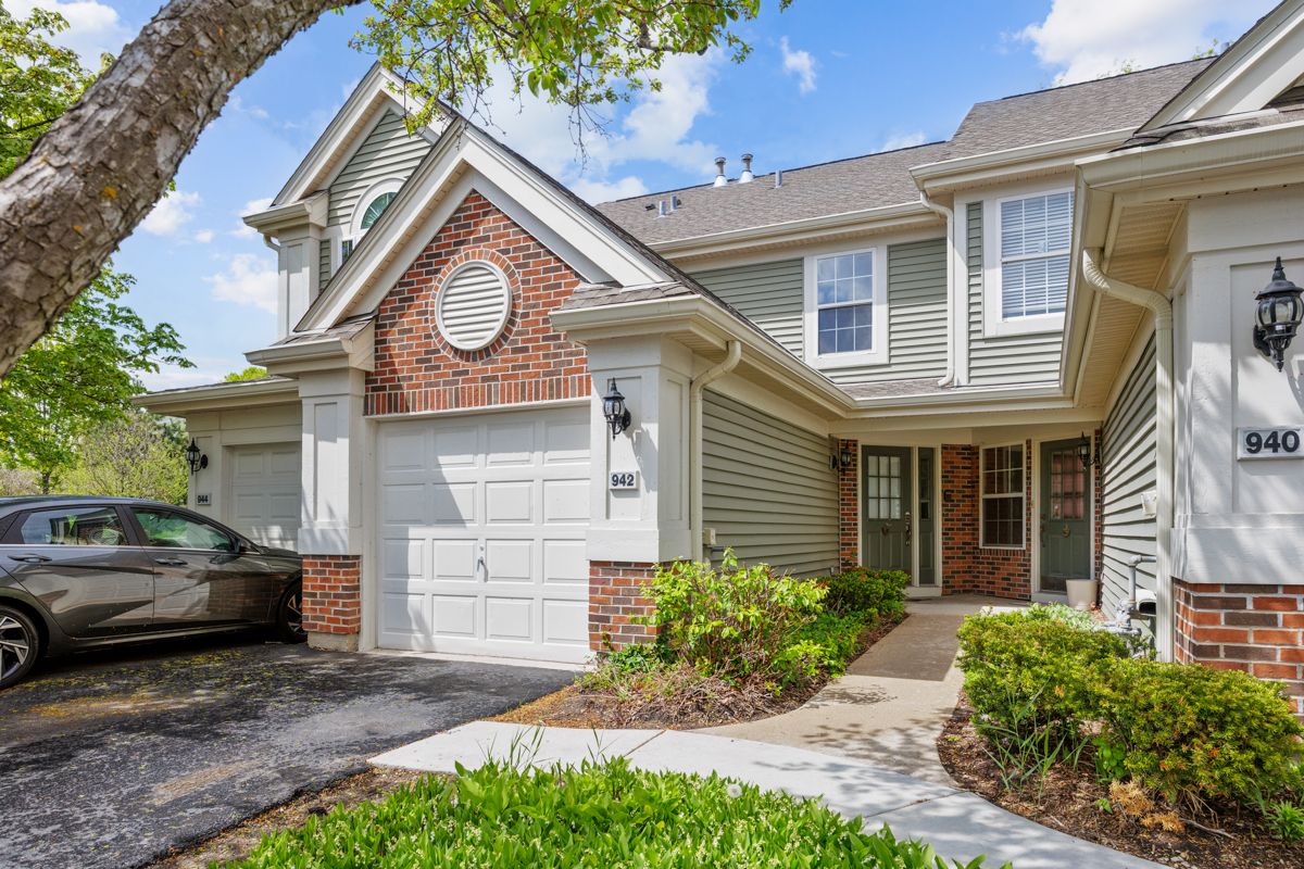 942 Little Falls Court, Elk Grove Village, IL 60007
