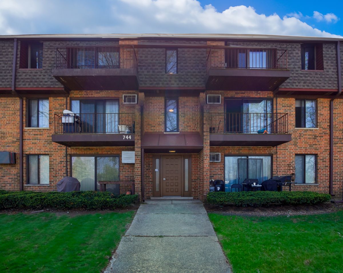 744 Briar Hill Lane, Addison, IL 60101