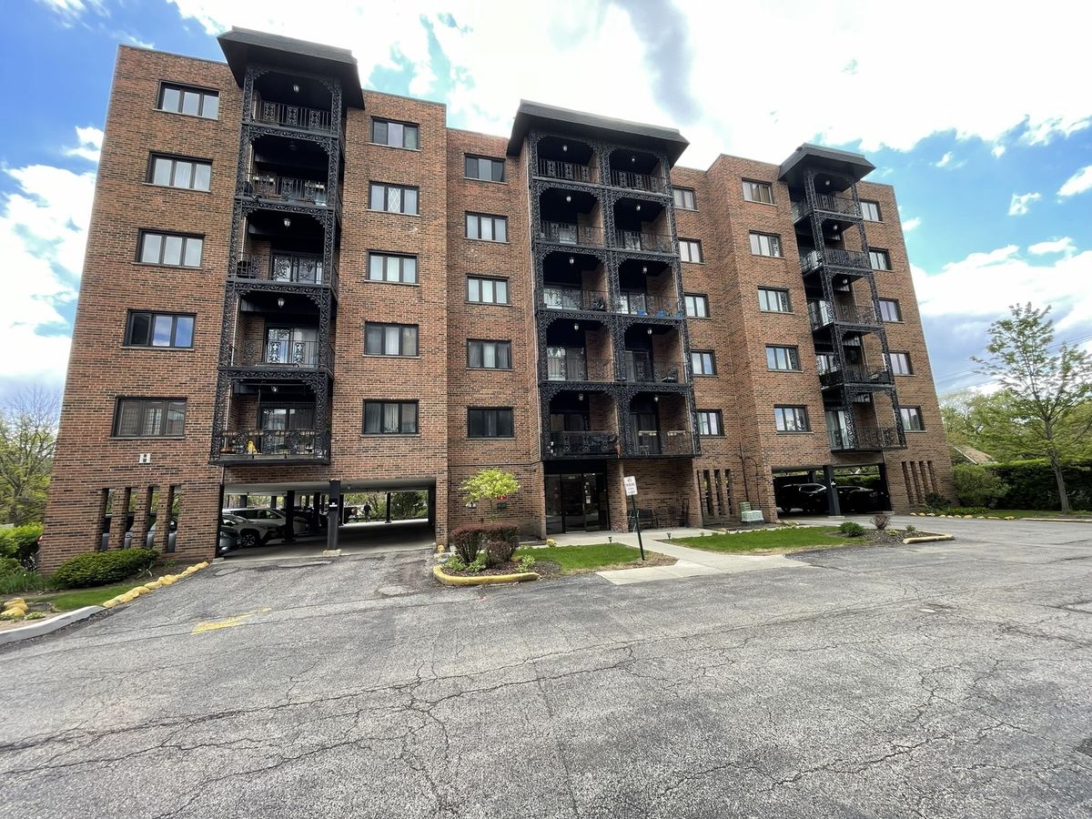 9395 LANDINGS Lane, Des Plaines, IL 60016