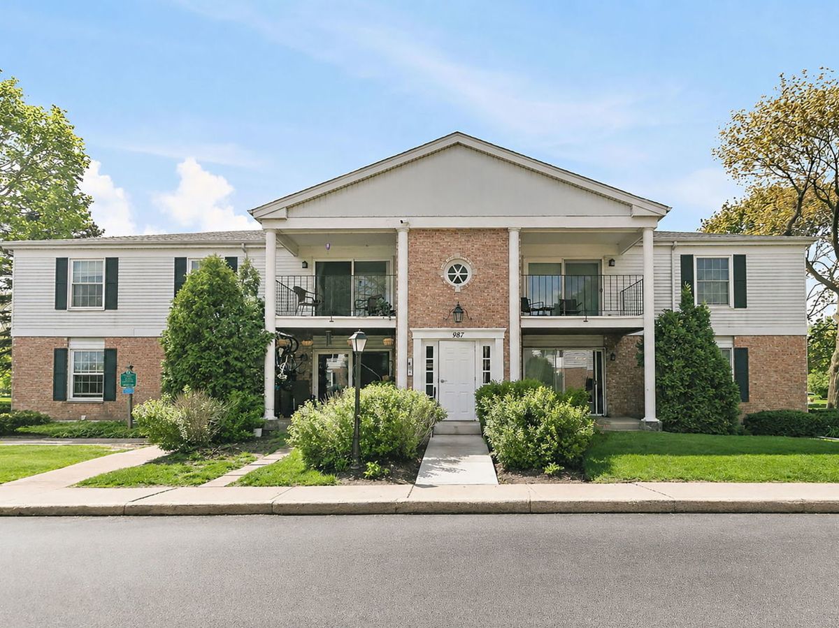987 Golf Course Road, Crystal Lake, IL 60014