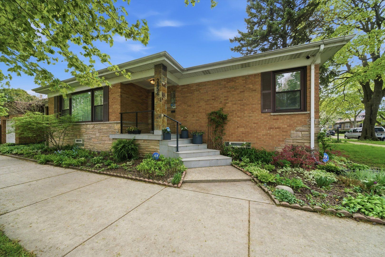 2456 W Farwell Avenue — Chicago, IL 60645