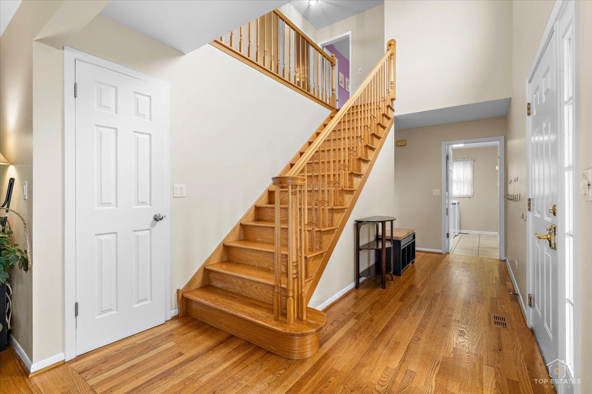 705 Gregor Lane, Wheeling, IL 60090