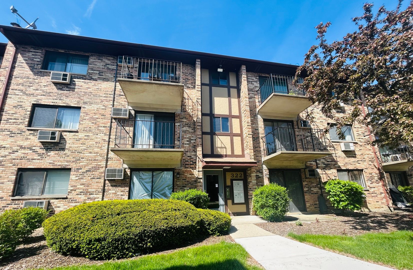 322 Klein Creek Court #E — Carol Stream, IL 60188