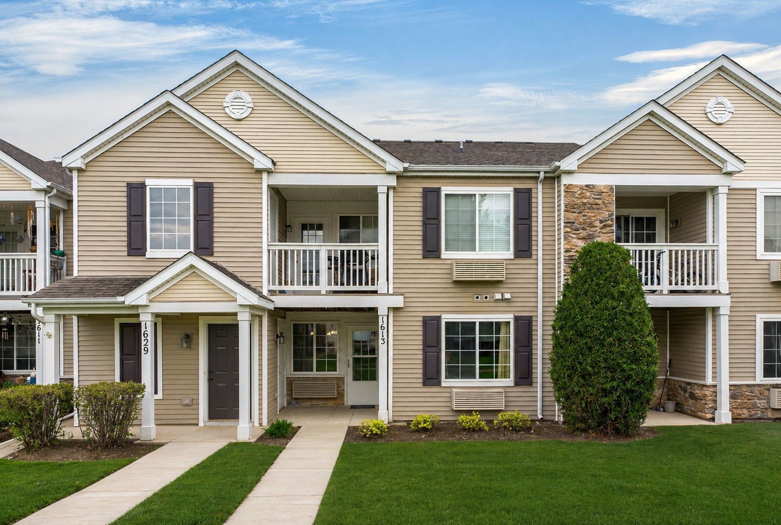 1613 Silverstone Drive #1613 — Carpentersville, IL 60110