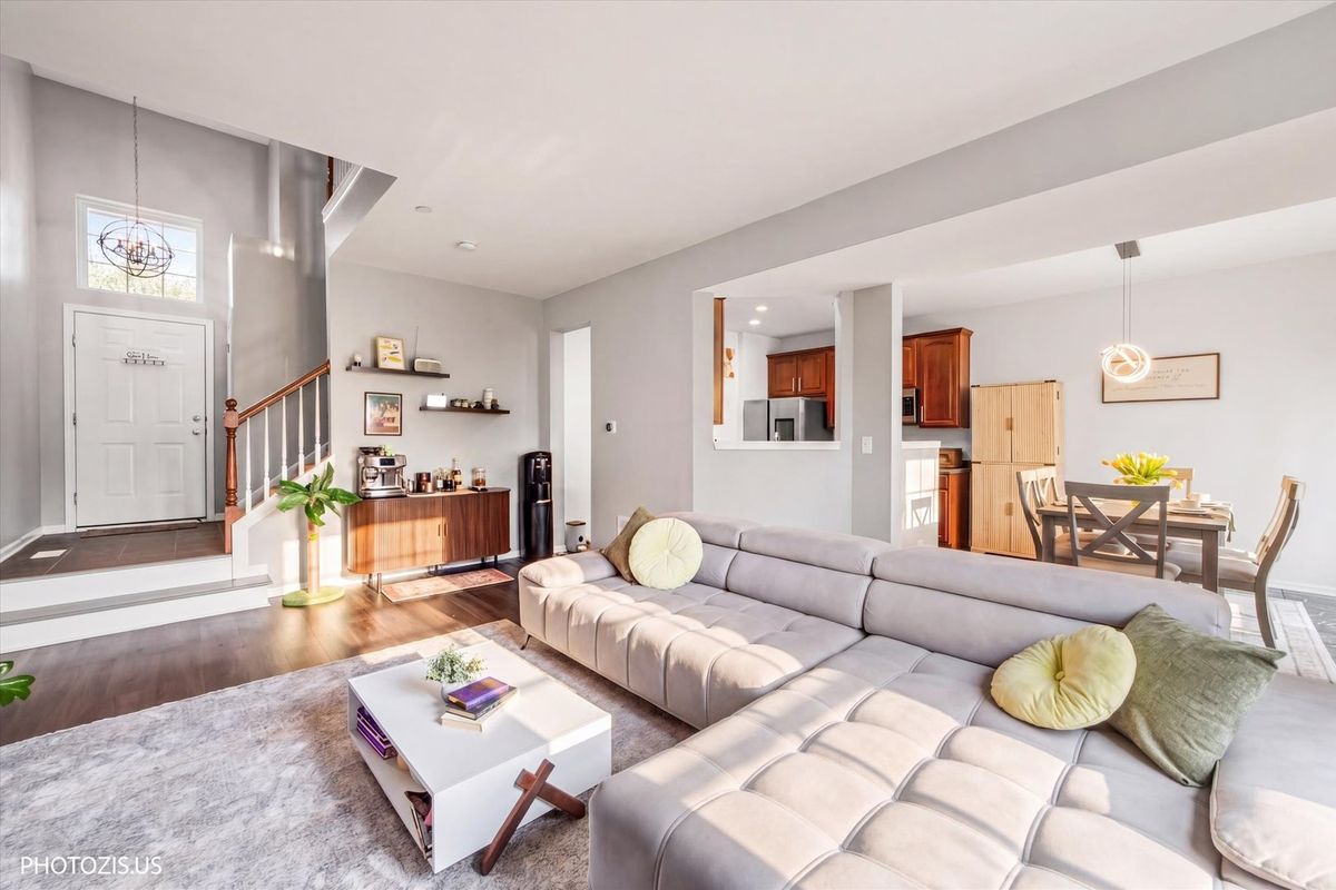 908 Elizabeth Drive, Streamwood, IL 60107