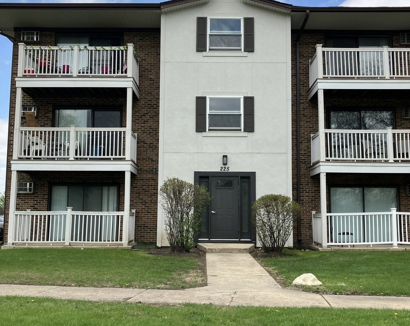 225 Gregory Street #10 — Aurora, IL 60504