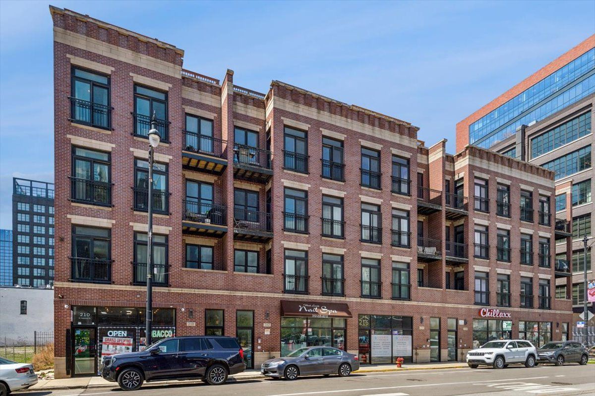 210 N Halsted Street #4 — Chicago, IL 60661
