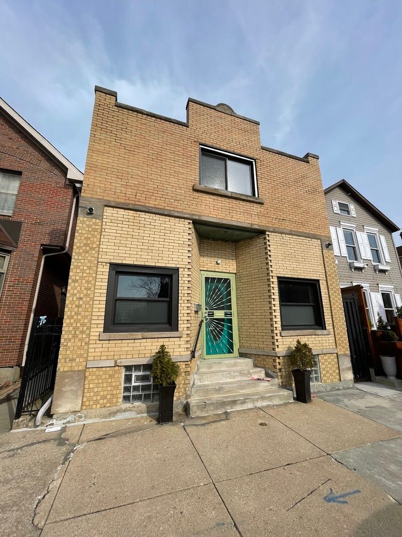 1831 S Laflin Street #2 — Chicago, IL 60608