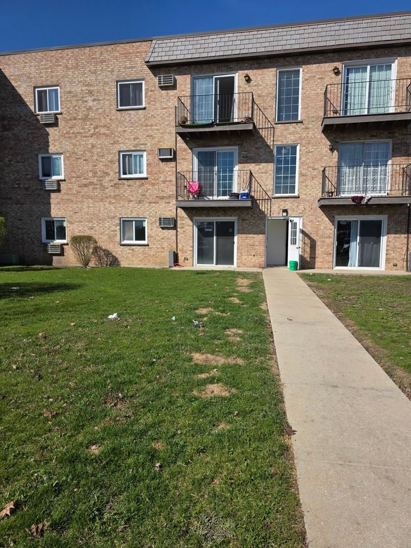 161 W Elk Trail #162 — Carol Stream, IL 60188