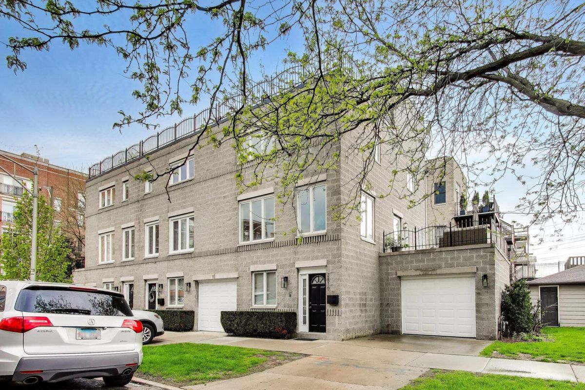 2810 WOLCOTT Avenue, Chicago, IL 60657