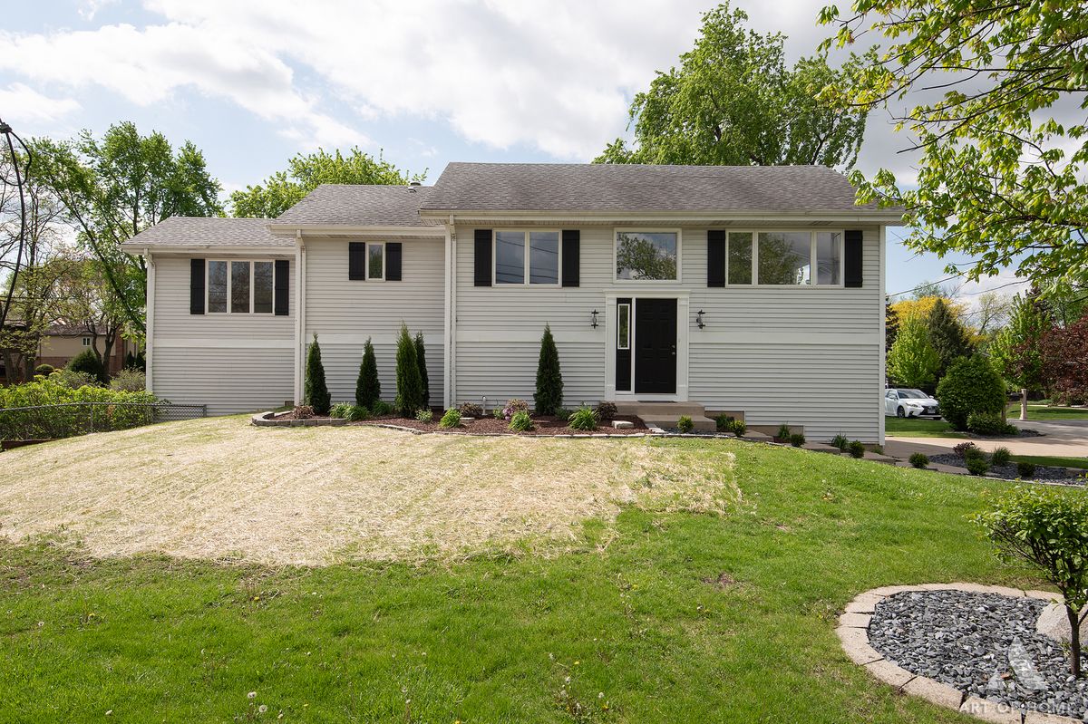 1170 McCarthy Road, Lemont, IL 60439