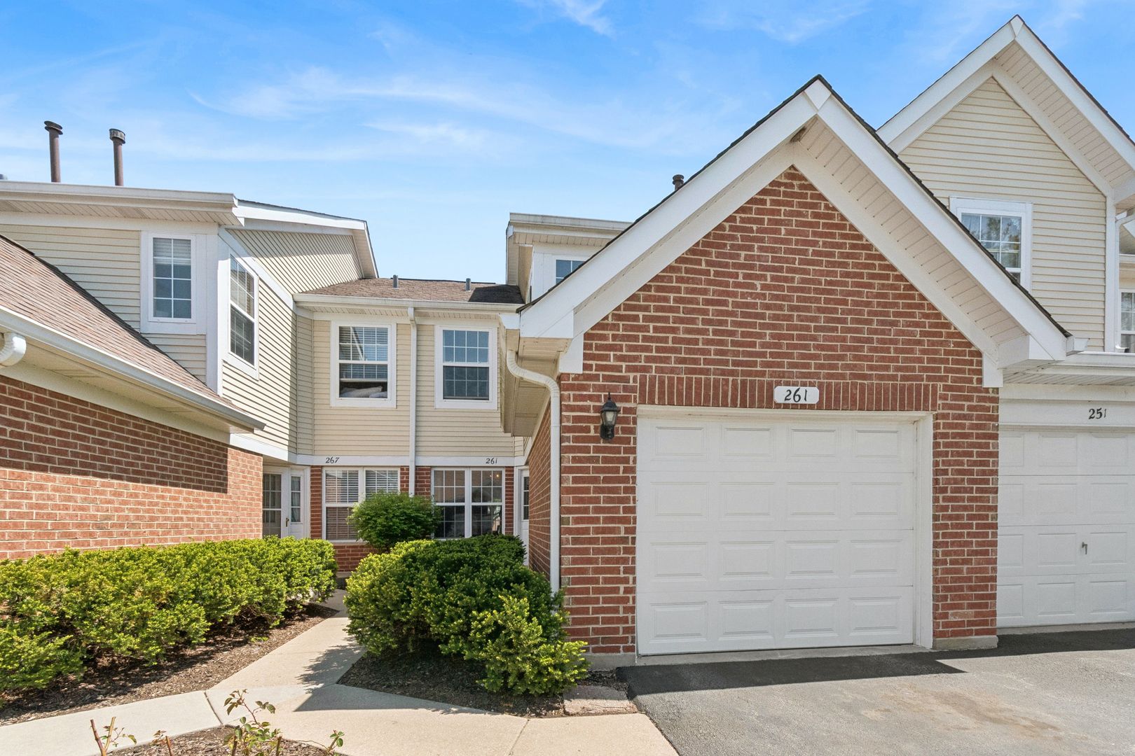 261 Ashbury Lane — Roselle, IL 60172
