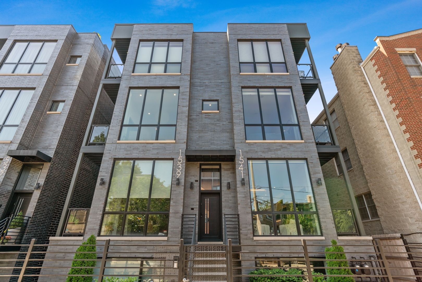 1541 W Pearson Street #1 — Chicago, IL 60642