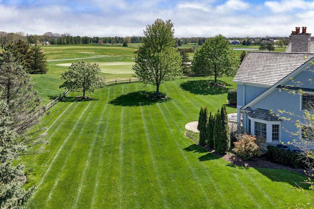 563 Greenway Drive, Lake Forest, IL 60045