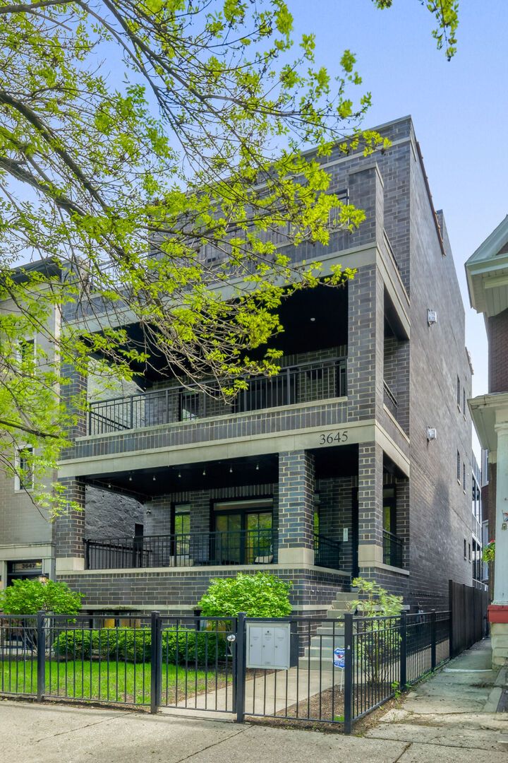 3645 Damen Avenue, Chicago, IL 60618