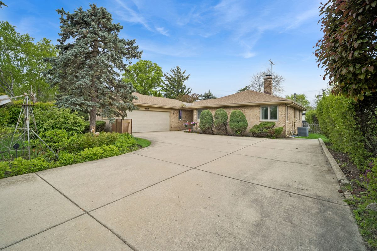 484 Springhill Drive, Roselle, IL 60172