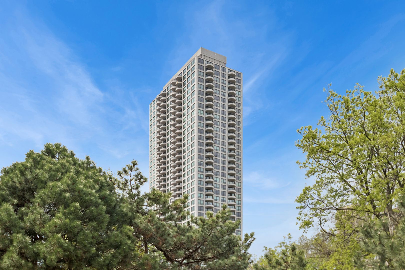 2020 N Lincoln Park West #8L — Chicago, IL 60614