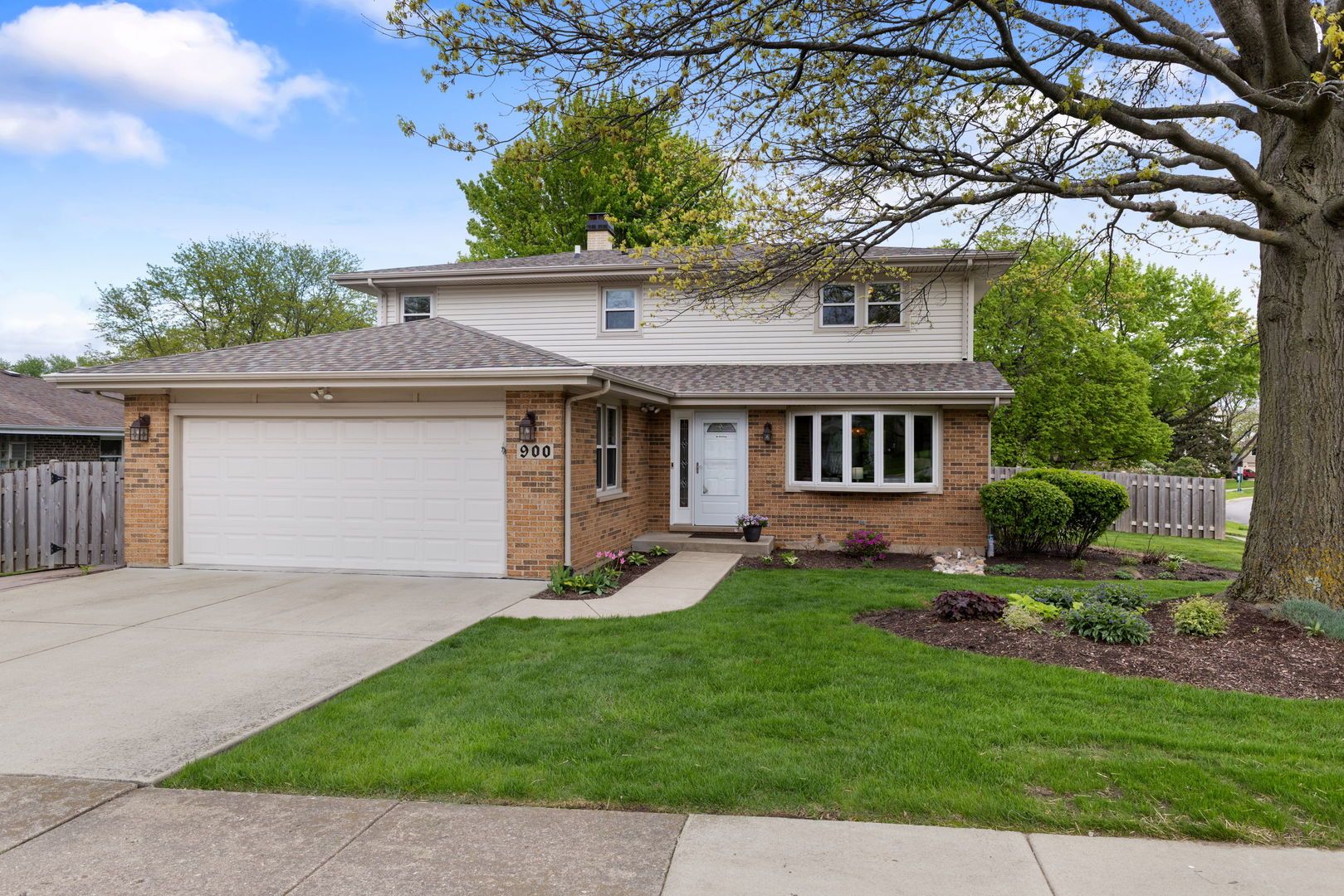 900 Dearborn Circle — Carol Stream, IL 60188