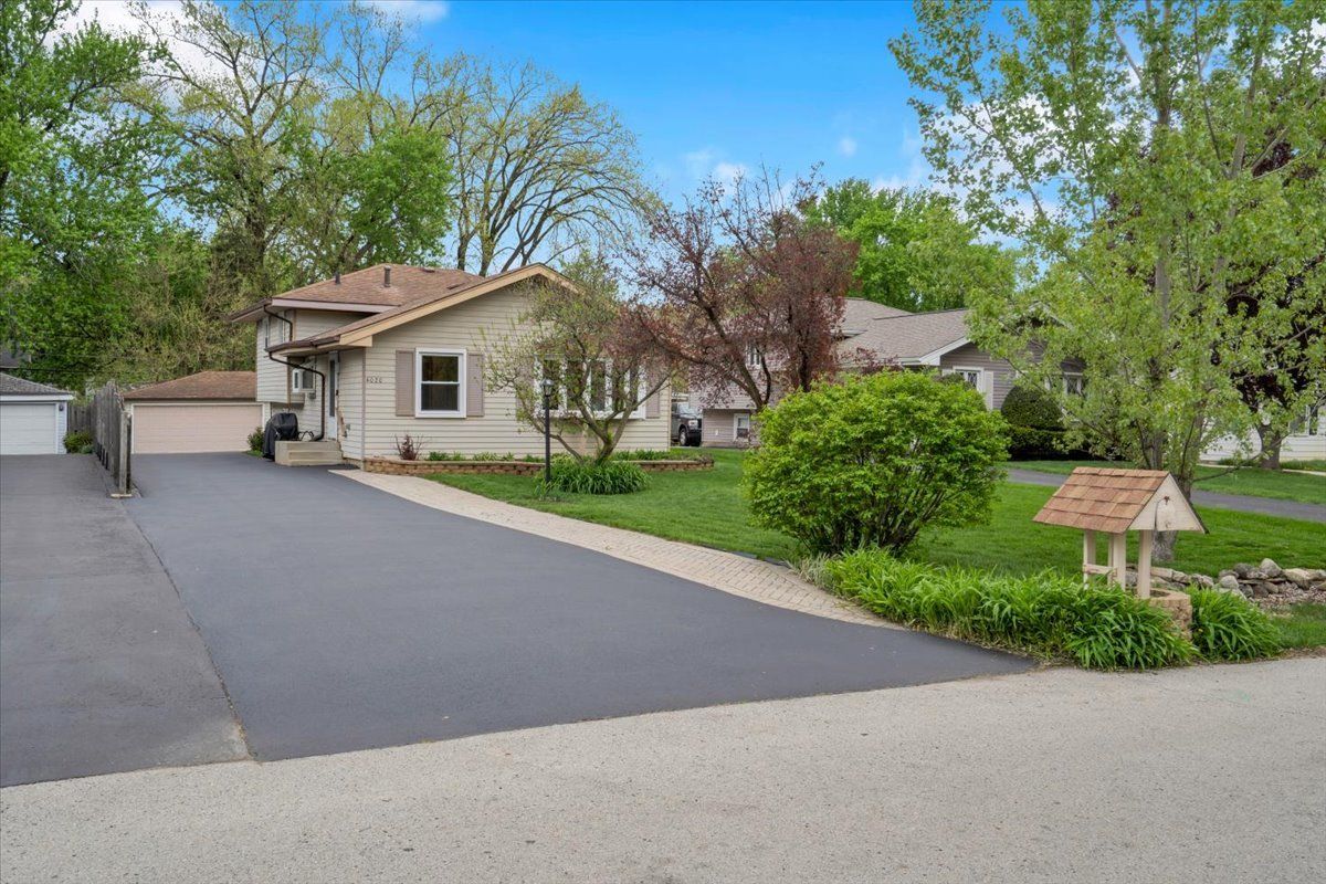 4020 N Adams Street — Westmont, IL 60559