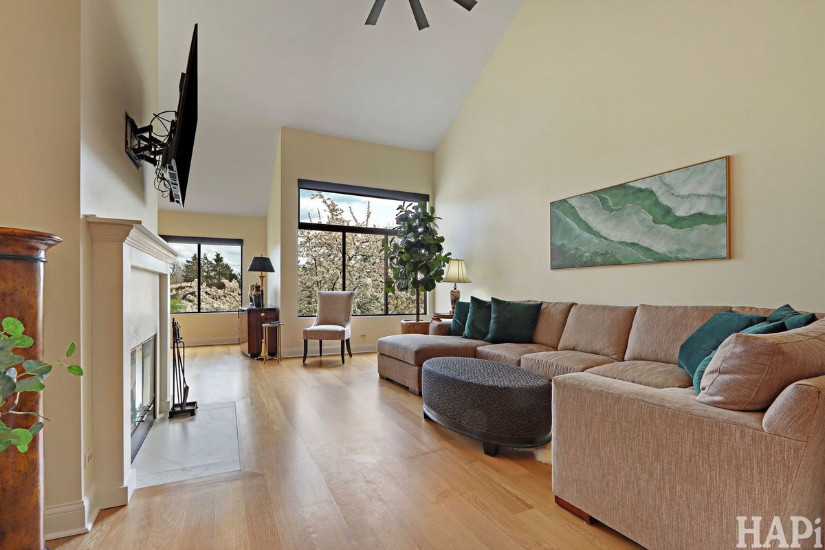 897 Longmeadow Court #1044, Lake Barrington, IL 60010